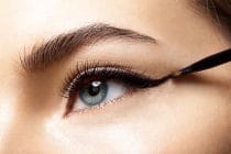 Vrouw met winged eyeliner als ideale make-up bij het dragen van een mondmasker.