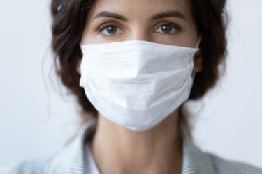 Schoonheidsspecialiste draagt mondkapje in haar salon. Een maatregel om onzekerheid bij de klant weg te halen en veilig te werken.