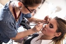 Cursiste oefent met make-up tijdens haar online training visagie.