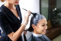 kapper verft het haar van klant en geeft tips voor het langer mooi houden van geverfd haar