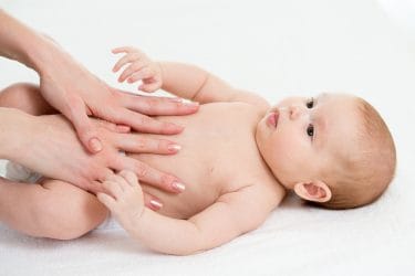 Massagetechnieken oefenen tijdens een last minute cursus babymassage.