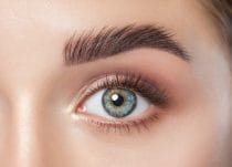 Wenkbrauwextensions of brow lifting, wat is beter?
