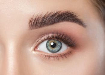 Wenkbrauwextensions of brow lifting, wat is beter?
