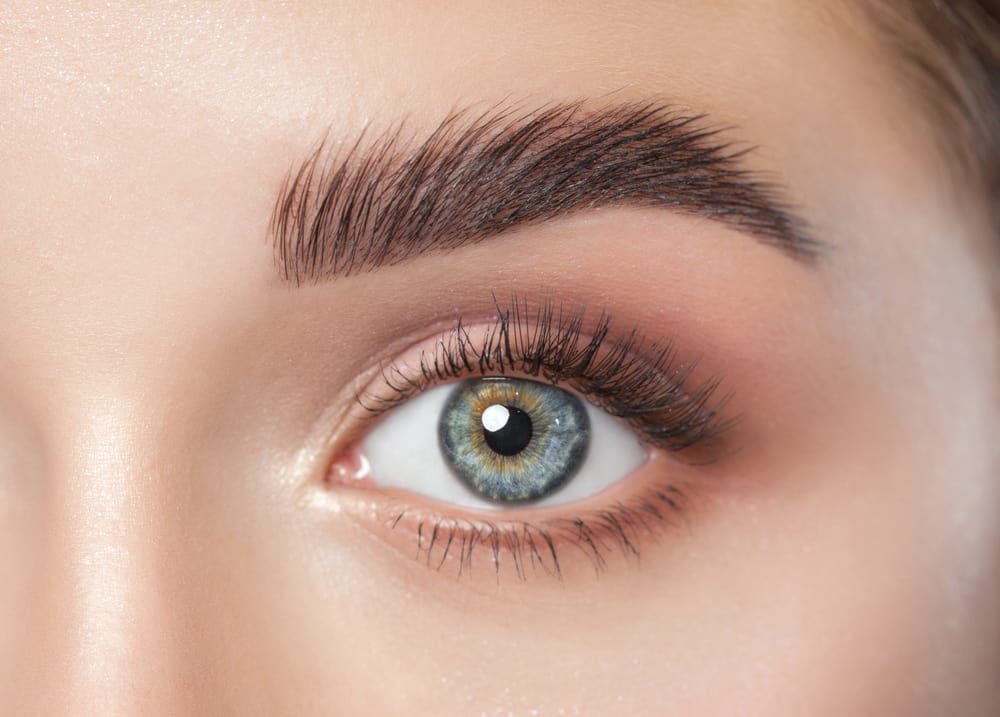 Wenkbrauwextensions of brow lifting; wat is beter?