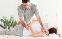 Massagetherapeut voert mobilisatie en stretching technieken uit.