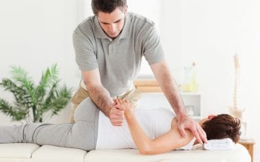 Massagetherapeut voert mobilisatie en stretching technieken uit.