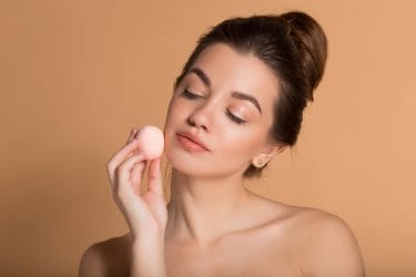Hoe breng je concealer en foundation aan?