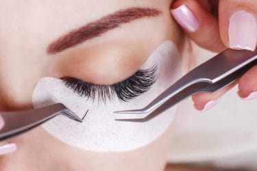 Leer voor de feestdagen wimperextensions zetten