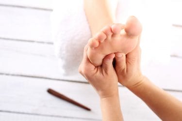Ontspannende werking van de Thaise voetmassage en het werken met een massagestokje.
