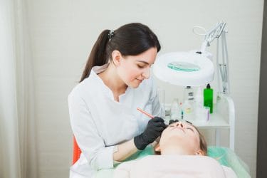 een opleiding permanente make-up manueel is een goede zet voor je salon.