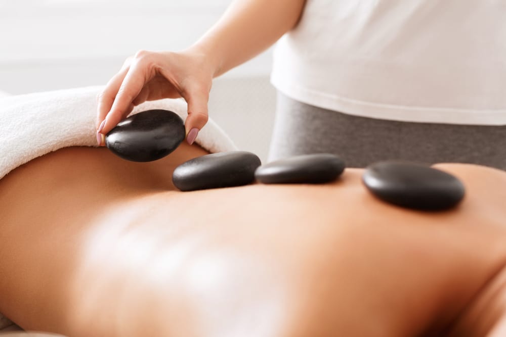 Volle winteragenda? Leer hot stone massage!