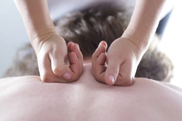 Uitoefenen van een bindweefselmassage
