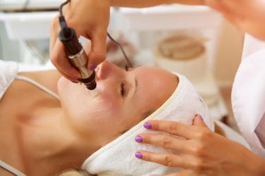 Een van de onmisbare beauty bijscholingen voor 2022 is microneedling