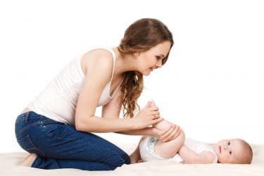 Moeder leert om Shantala babymassage te geven aan haar kindje.