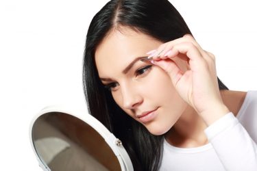 De perfecte wenkbrauwboog met epileren en brow make-up