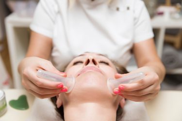 Facial cupping staat voor gelaatsmassages met vacuum cups