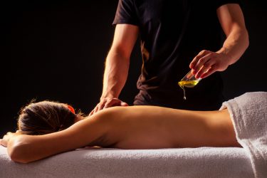 de beste manier voor massageolie verwarmen