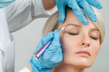 Leer wenkbrauwen corrigeren met microblading bij Wellness Academie.