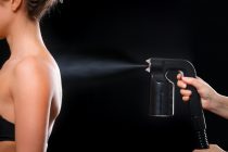 Zelfbruiner kun je het beste aanbrengen via spray tan