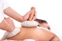 Wat is een kruidenstempelmassage en hoe werkt het?