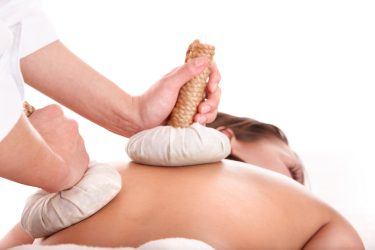 Wat is een kruidenstempelmassage en hoe werkt het?