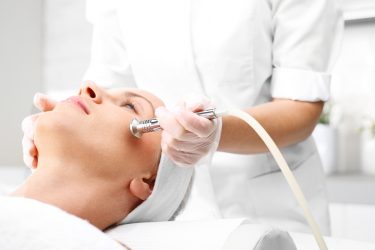 De skin experts van Wellness Academie beantwoorden veelgestelde vragen over microdermabrasie
