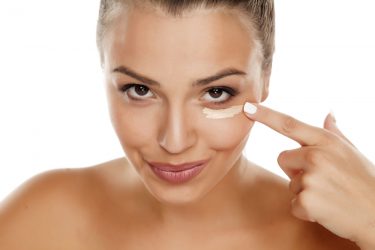 Wellness Academie geeft make-up tips bij een vermoeide uitstraling.