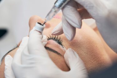 Wat zijn de voor- en nadelen van semi-permanente make-up?