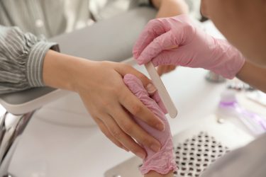 Wellness Academie bespreekt misvattingen over kunstnagels en een acrylaten allergie.