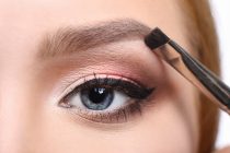 Tutorial voor wenkbrauw make-up met wenkbrauwpoeder van Wellness Academie.