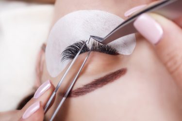 Vallen wimpers met wimperextensions sneller uit? Wellness Academie geeft antwoord.
