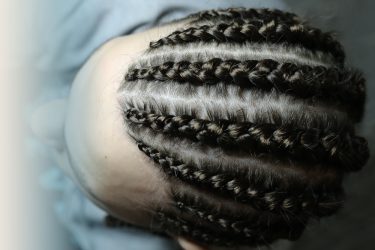 Leer corn rows vlechten in de cursus braids & dreadlocks met last minute korting.