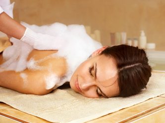 Wellness academie geeft tips voor spa behandelingen in je salon, zoals de hammam massage.