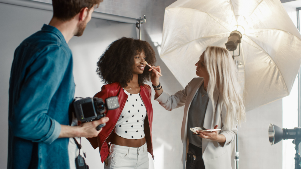 Hoe start je een carrière als filmmake-up artist?