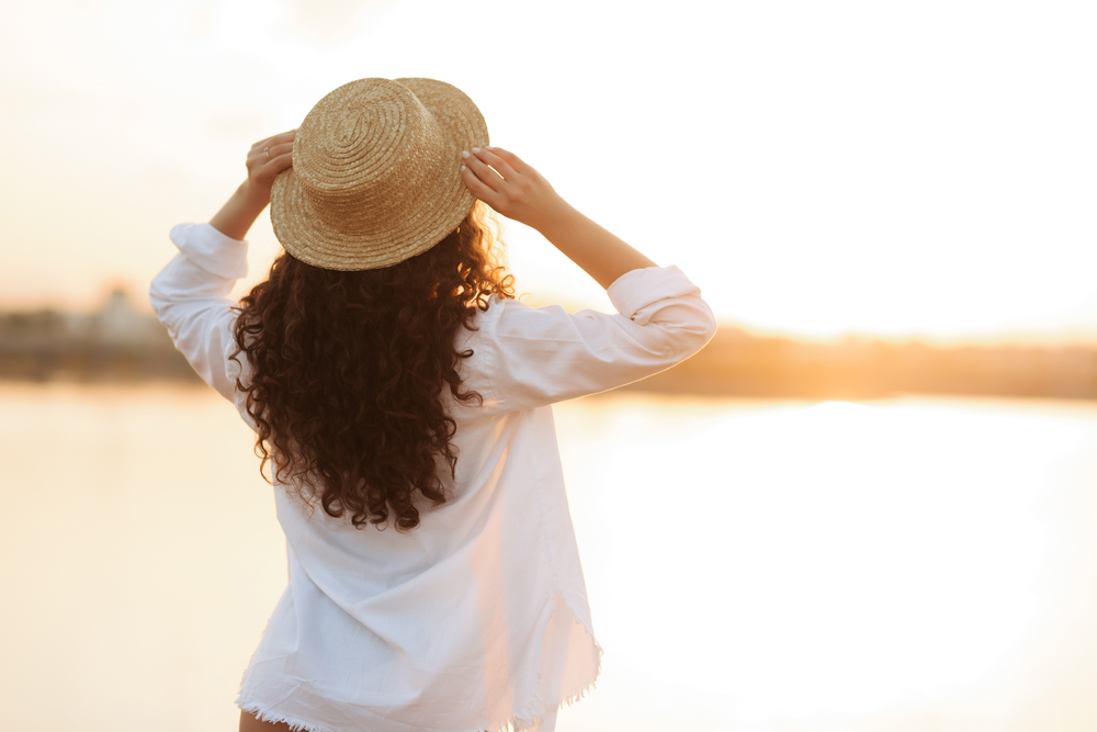 Stralende krullen in de zomer: zo houd je ze mooi!