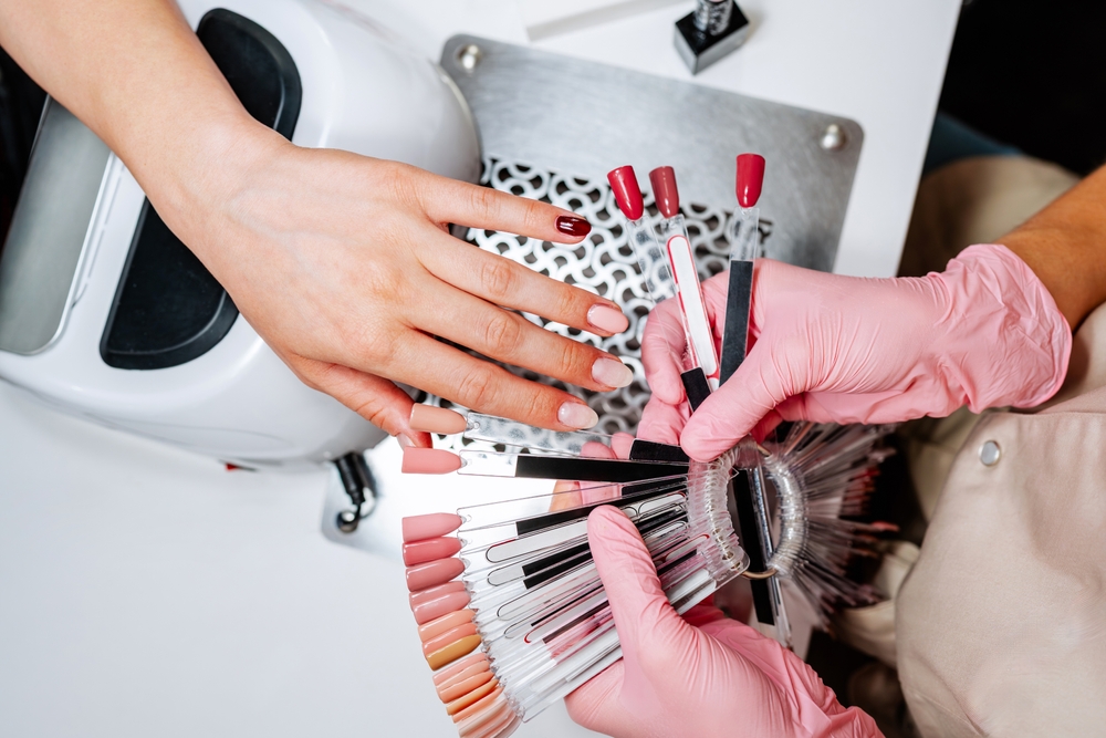 Waarom naar de nagelstyliste?